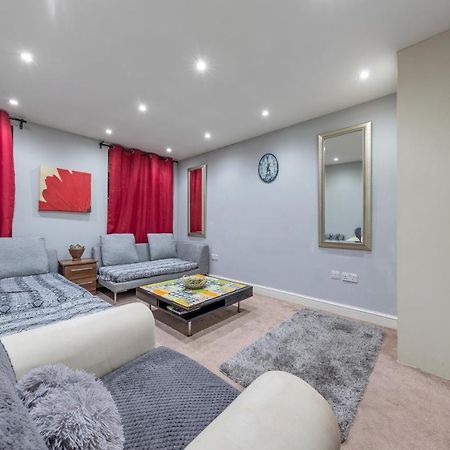 Elegant And Chic 2-Bedroom Basement Apartment In Paddington London Exterior foto