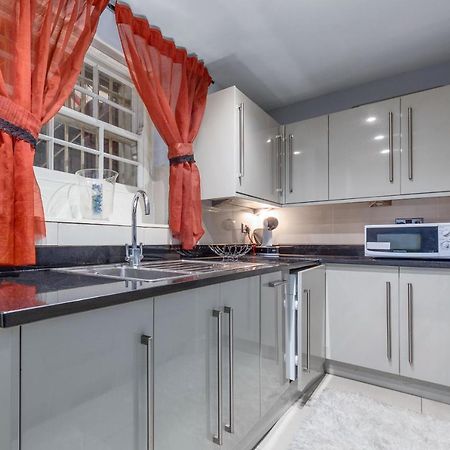 Elegant And Chic 2-Bedroom Basement Apartment In Paddington London Exterior foto